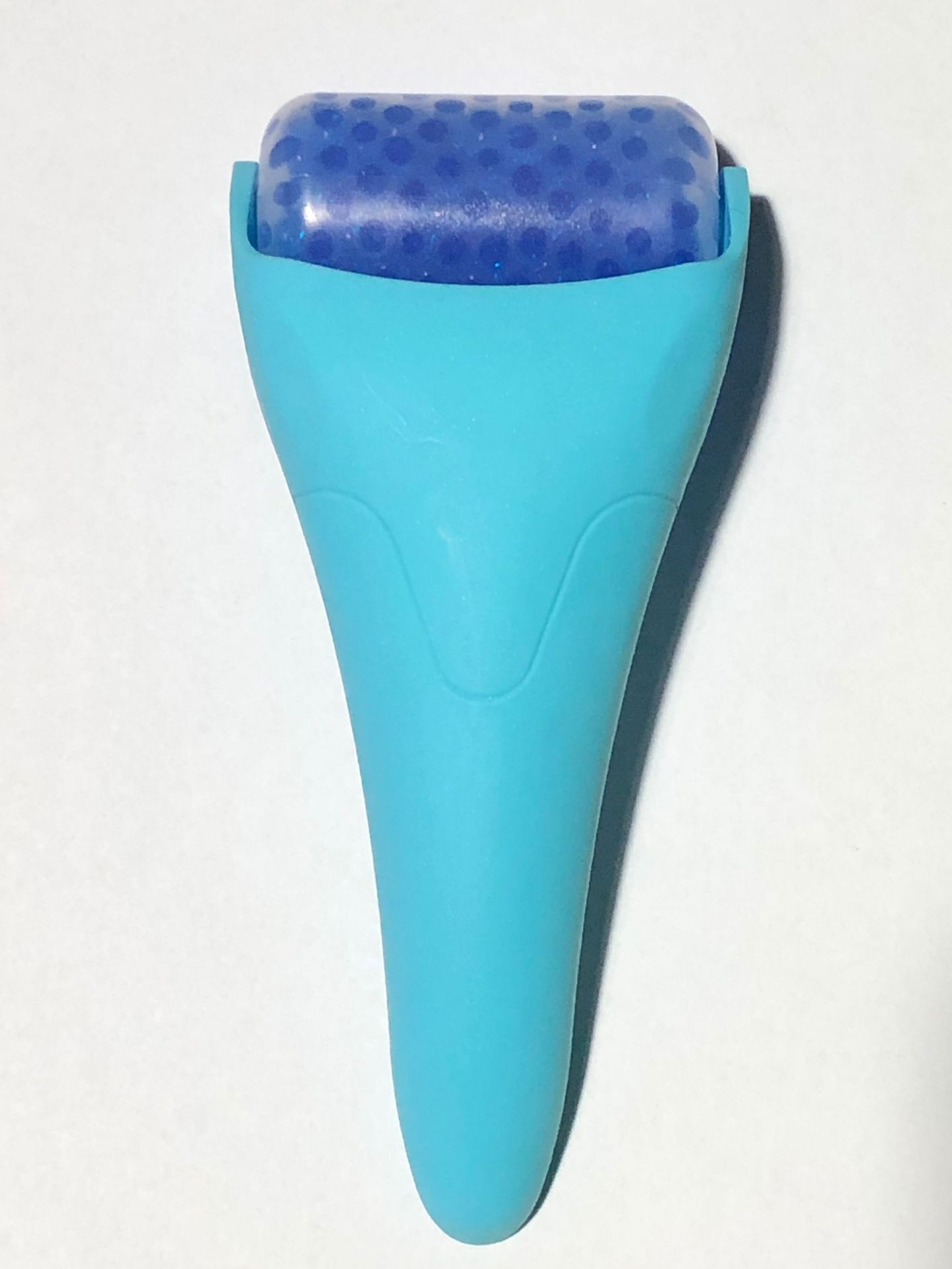 Glow-On-the-Go Ice Roller – Your Daily Cool-Down for Smooth, Radiant Skin